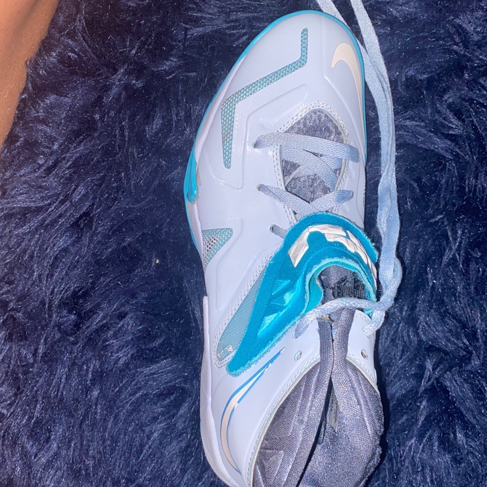 Lebron Nike Women Size:7.5 Color:Grey and Teal